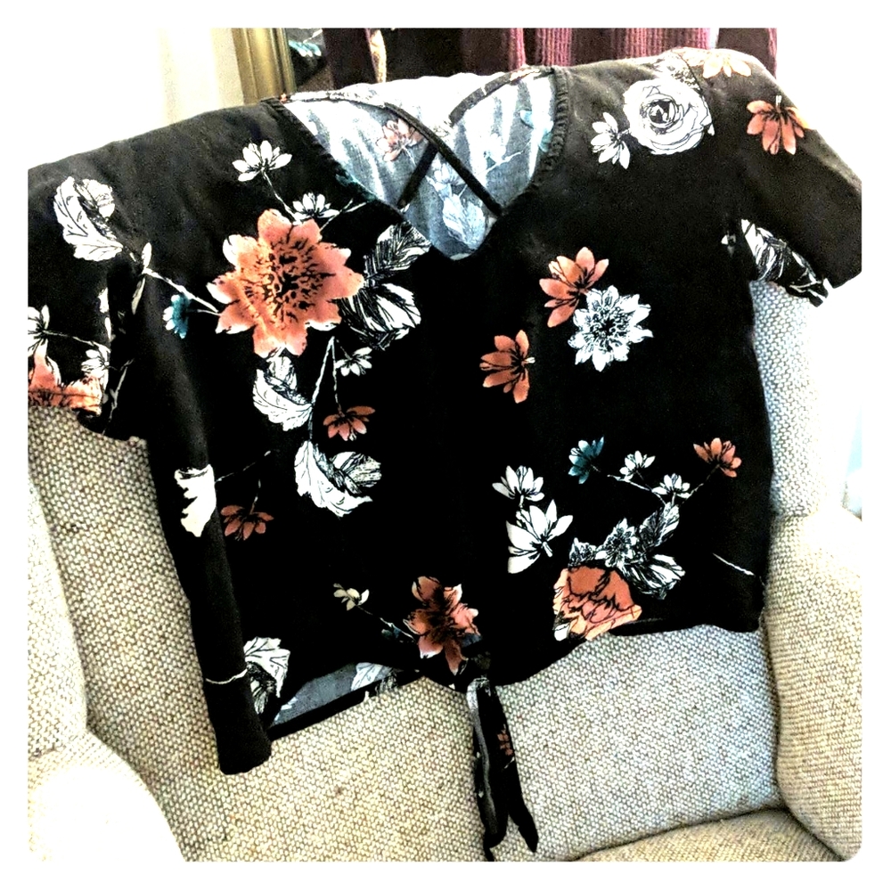 LIKE NEW: short sleeve, floral crop top